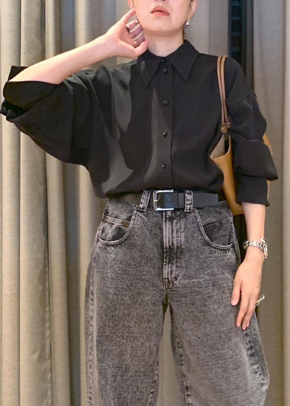 「デニム、ブラウス、トートバッグ、パンプス、シャツ、ショルダーバッグ、ブラックコーデ、きれいめカジュアル、シャツスタイル、秋服準備はじめました」|「ADAM ET ROPE'のフォルムウェッジパンプス(パンプス、ブラック系)」を使った、カワバタさん(レディース・166cm)の秋コーディネートの2枚目の写真