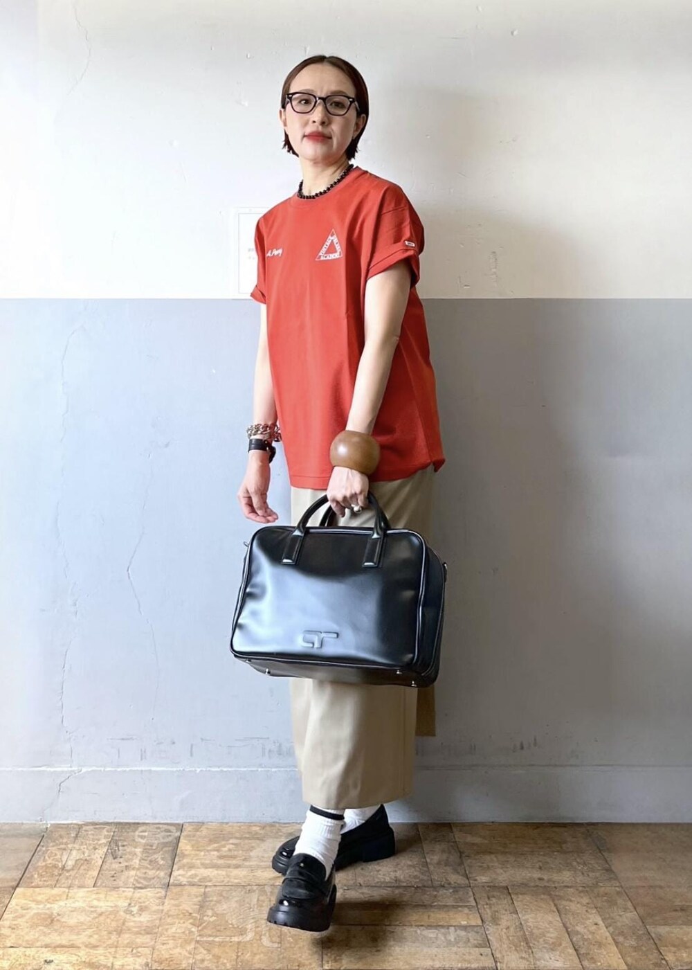 「オブラダ、oblada、24ss夏の新作、ブラック、プルオーバー、Tシャツ、レッド、ロゴ、半袖、クルーネック、ワンポイント、ローファー、ADAM ET ROPÉ、FEMME、高身長」｜「ADAM ET ROPE'のウォータープルーフコインローファー（ローファー、ブラック系）」を使った、カワバタさん（レディース・166cm）の春コーディネートの2枚目の写真