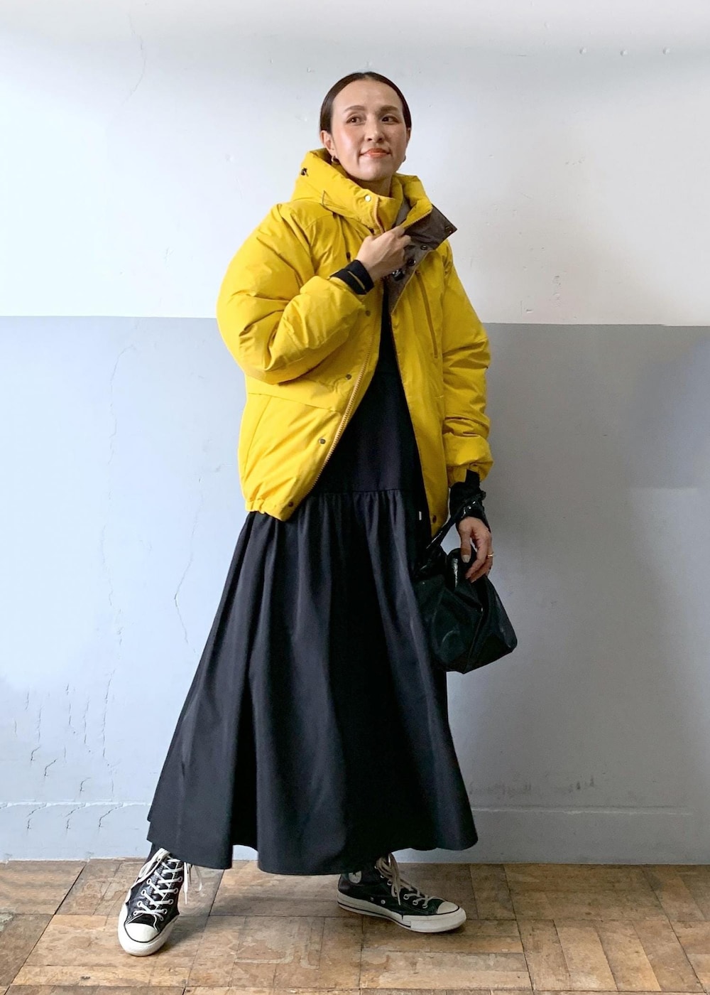 「長袖、ジャケット、イエロー、ブラック、ロング、ワンピース、スニーカー、ハイカット、ADAM ET ROPÉ、FEMME、HOMME、高身長、骨格ナチュラル、イエベ、大人カジュアル」｜「ADAM ET ROPE'の【ALLIED/アライド】ショートダウンジャケット / 防水性 / 透湿性 / 保温性 / ユニセックス（ダウンジャケット/コート、イエロー系）」を使った、カワバタさん（レディース・166cm）の秋コーディネートの6枚目の写真
