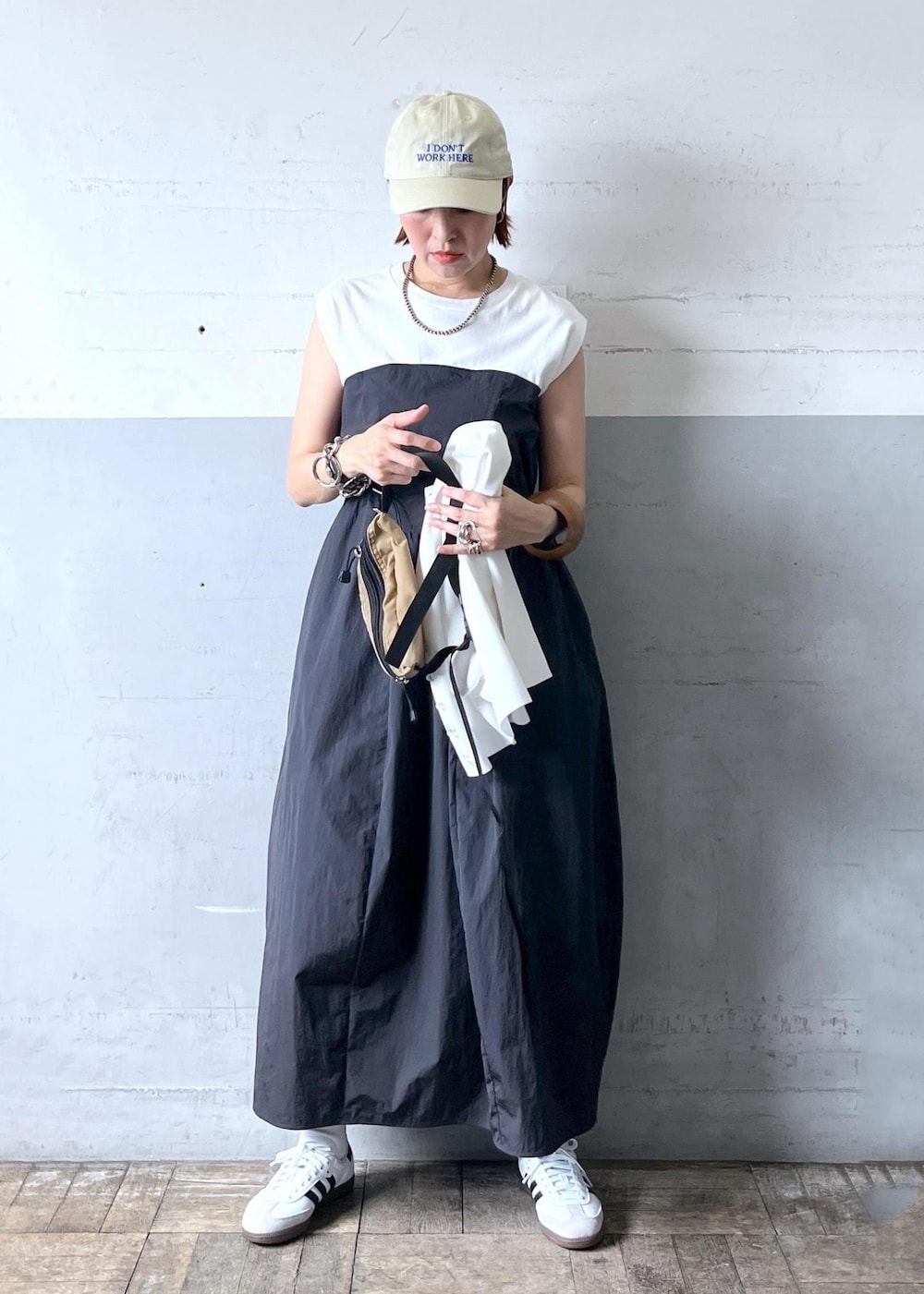 「adidas、samba、サンバ、アディダス、IDEA、ベージュ、ベースボールキャップ、切り替え、batle lake、ウエストバック、FEMME、骨格ナチュラル、イエベ、きれいめカジュアル、スポーティー」｜「ADAM ET ROPE'の【BATTLE LAKE(バトルレイク)】BATTL WAIST POUCH（ボディバッグ/ウエストポーチ、ベージュ系）」を使った、カワバタさん（レディース・166cm）の夏コーディネートの3枚目の写真