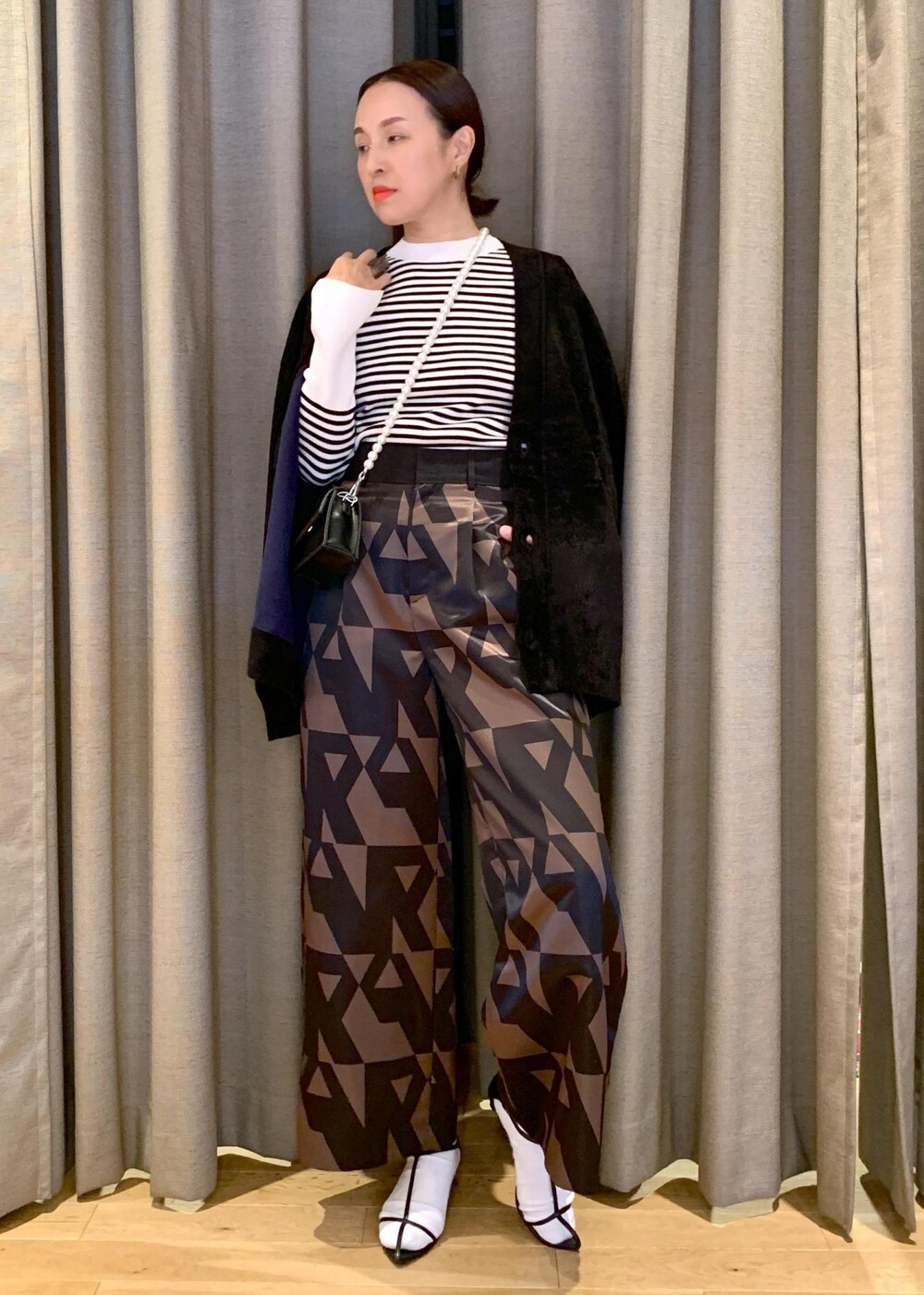 「柄×柄、ロゴ、ブラック、プルオーバー、長袖、ボーダー、ADAM ET ROPÉ、FEMME、HOMME、UNISEX、高身長、骨格ナチュラル、イエベ、大人カジュアル、秋」｜「ADAM ET ROPE'のモールヤーン オーバーサイズ カーディガン / サスティナブル（カーディガン/ボレロ、ブラック系）」を使った、カワバタさん（レディース・166cm）の夏コーディネートの4枚目の写真