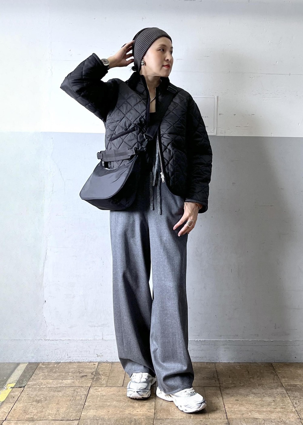 グレー系のつなぎ/オールインワン、グレー系のカーディガン/ボレロ、ホワイト系のスニーカーを着用したレディースの冬コーディネートの3枚目の写真