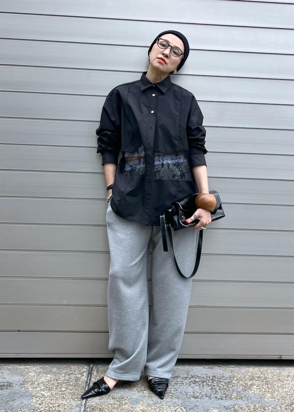 「スカート、GAC05090、オーガンジー、キナリ、クリーム、クロップド丈、コントラスト、コンパクト、シアーアイテム、スカートFEMME、ハリ感、プリーツスカート、ベルト、立体的、透けない」｜「ADAM ET ROPE'の【EMOELLE】セパレートミュール（サンダル、ブラック系）」を使った、カワバタさん（レディース・166cm）の春コーディネートの6枚目の写真
