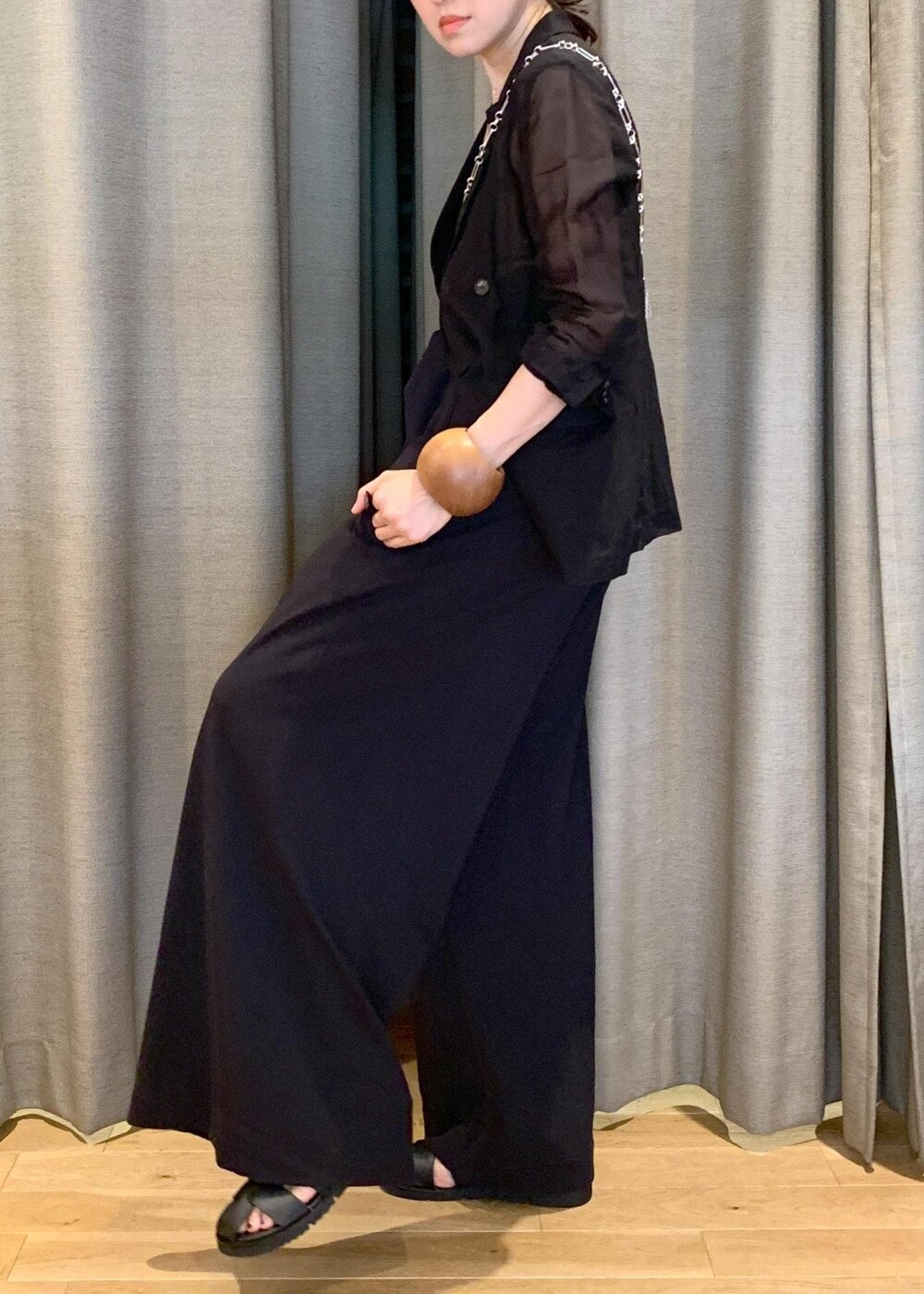 「逸品、アレンジ、ブラック、パンツ、ワイド、オールインワン、ADAM ET ROPÉ、FEMME、高身長、骨格ナチュラル、イエベ、大人カジュアル、モード、夏、夏コーデ」|「ADAM ET ROPE'のカットロンパース(つなぎ/オールインワン、ブラック系)」を使った、カワバタさん(レディース・166cm)の夏コーディネートの2枚目の写真