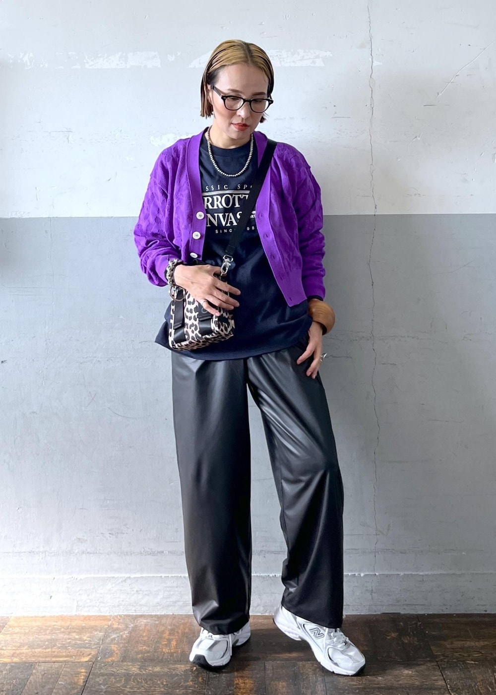 「パロットキャンバス、ganni、ガニー、a menda、アメンダ、ロンtee、24AWGOODS、ミニ、レオパード、プルオーバー、長袖、クルーネック、パープル、ブラック、ネイビー」|「ADAM ET ROPE'の【new balance(ニューバランス)】530(スニーカー、ホワイト系)」を使った、カワバタさん(レディース・166cm)の秋コーディネートの7枚目の写真