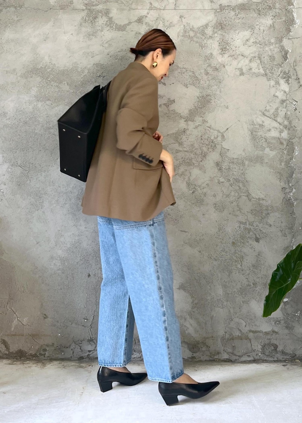 「初春コーデ、お出かけコーデ、旅行コーデ、ADAM ET ROPÉ、ナチュラル、イエベ秋、乾燥、高身長、ジャケット/アウター、テーラードジャケット、バッグ、トートバッグ、シューズ、パンプス、アクセサリー」|「ADAM ET ROPE'のフォルムヒールポインテッドパンプス(パンプス、ブラック系)」を使った、カワバタさん(レディース・166cm)の冬コーディネートの6枚目の写真