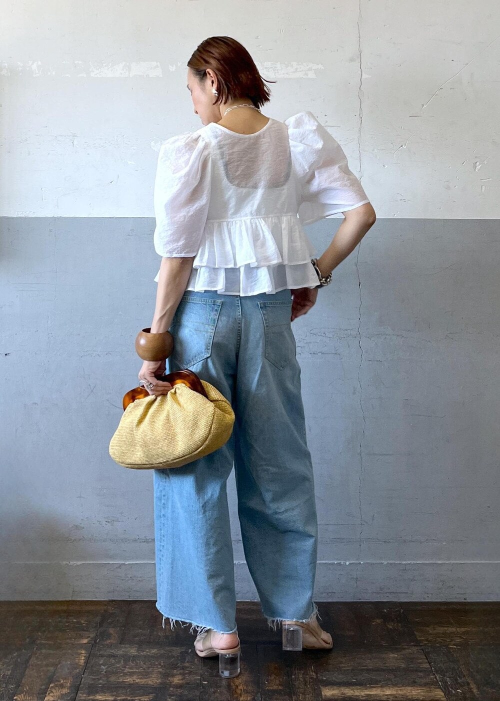 「2way、24ss夏の新作、フリルブラウス、クロップド、クラッチ、ハンドバッグ、クラッチバッグ、ホワイト、ブラウス、Vネック、ブルー、デニム、ワイド、ライトブルー、カットオフ」｜「ADAM ET ROPE'の【サステナブル】フロントタックハイライズデニム（デニムパンツ、ブルー系）」を使った、カワバタさん（レディース・166cm）の夏コーディネートの3枚目の写真