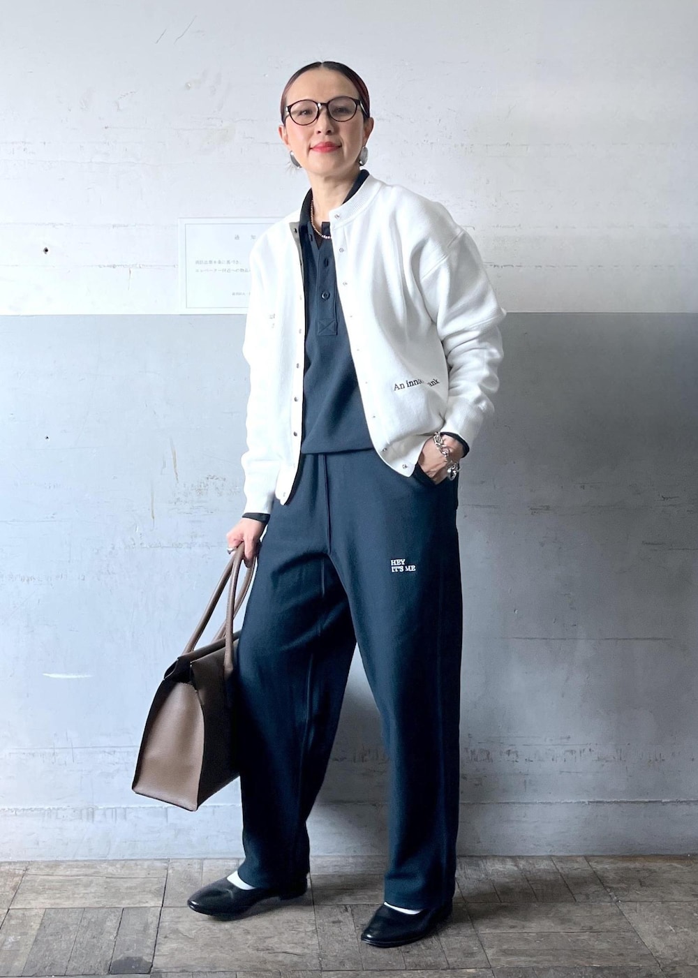 「春コーデ、ADAM ET ROPÉ、ナチュラル、イエベ秋、乾燥、高身長、トップス、スウェット、カーディガン、パンツ、バッグ、トートバッグ、財布/小物、キーホルダー、EUM35890」｜「ADAM ET ROPE'の2WAYスウェットニットカーディガン（カーディガン/ボレロ、ホワイト系）」を使った、カワバタさん（レディース・166cm）の冬コーディネートの4枚目の写真