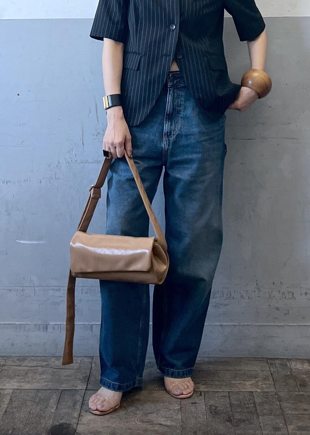 「emoelle、エモエレ、カーハート、carhartt、春コーデ、初夏コーデ、お出かけコーデ、旅行コーデ、大人カジュアル、カジュアルコーデ、ADAM ET ROPÉ、ナチュラル、イエベ秋、乾燥、高身長」｜「ADAM ET ROPE'の【サステナブル】パフミニショルダーバッグ（ショルダーバッグ、ベージュ系）」を使った、カワバタさん（レディース・166cm）の春コーディネートの6枚目の写真