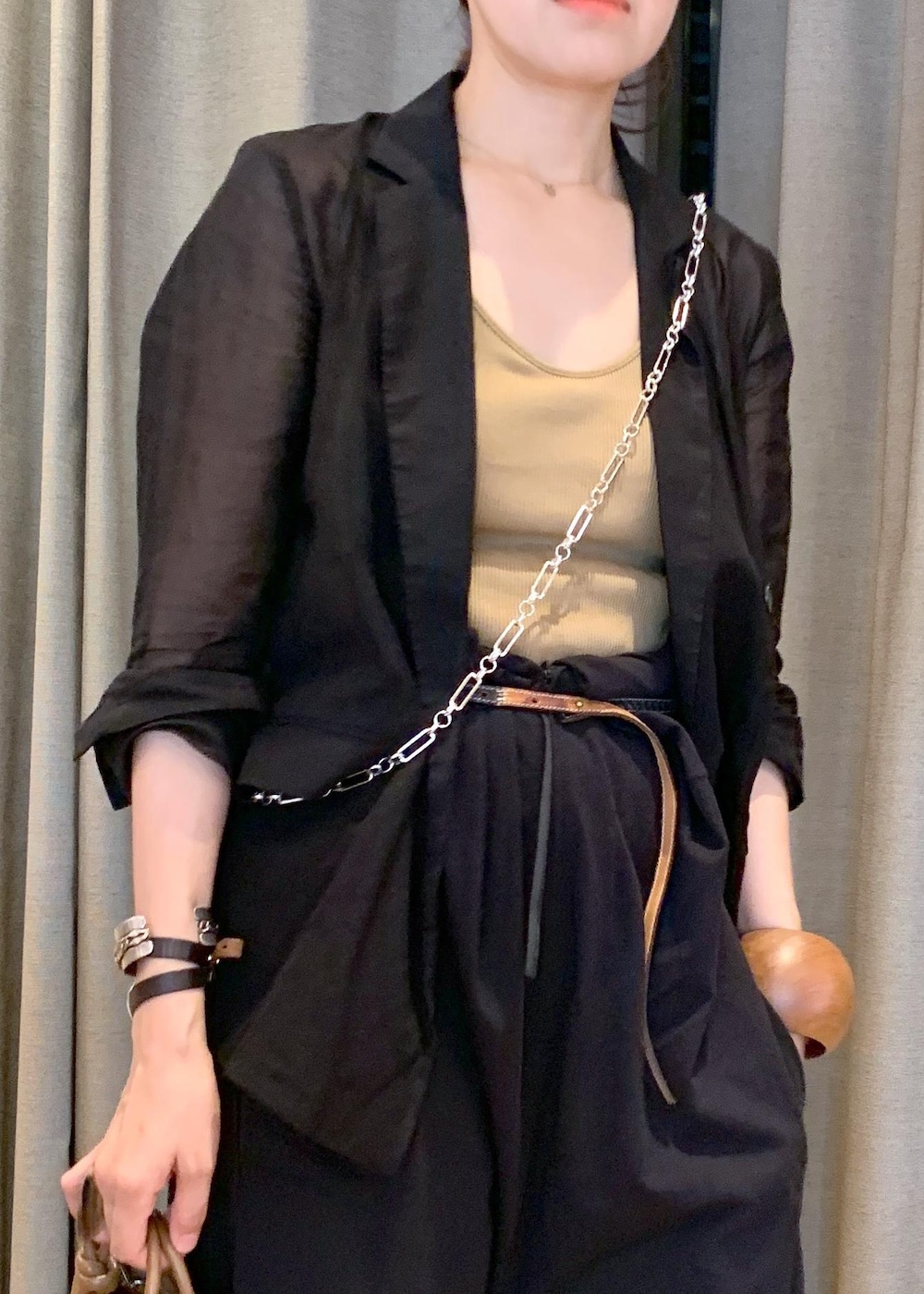 「逸品、アレンジ、ブラック、パンツ、ワイド、オールインワン、ADAM ET ROPÉ、FEMME、高身長、骨格ナチュラル、イエベ、大人カジュアル、モード、夏、夏コーデ」|「ADAM ET ROPE'のカットロンパース(つなぎ/オールインワン、ブラック系)」を使った、カワバタさん(レディース・166cm)の夏コーディネートの5枚目の写真