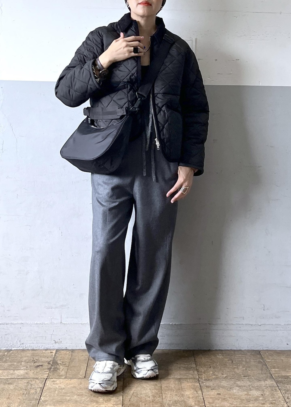 グレー系のつなぎ/オールインワン、グレー系のカーディガン/ボレロ、ホワイト系のスニーカーを着用したレディースの冬コーディネートの4枚目の写真