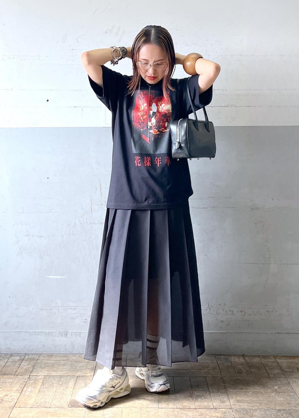 「初夏コーデ、ADAM ET ROPÉ、ナチュラル、イエベ秋、乾燥、高身長、トップス、Tシャツ/カットソー、スカート、GAC05090、GMM75010、2色展開、MSpecial_pickup、Tシャツ、ウェア」｜「ADAM ET ROPE'のシアーオーガンジープリーツスカート（スカート、ブラック系）」を使った、カワバタさん（レディース・166cm）の春コーディネートの7枚目の写真