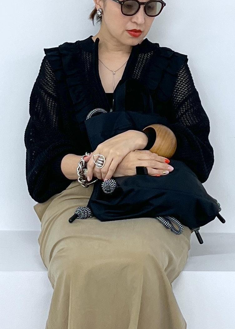 「おすすめボトム、ADAM ET ROPÉ、ナチュラル、イエベ秋、乾燥、高身長、トップス、カーディガン、スカート、バッグ、トートバッグ、シューズ、サンダル、EUX35220、GAA04201」｜「ADAM ET ROPE'の【WEB限定】ラッフルメッシュ編みカーディガン（カーディガン/ボレロ、ブラック系）」を使った、カワバタさん（レディース・166cm）の春コーディネートの5枚目の写真