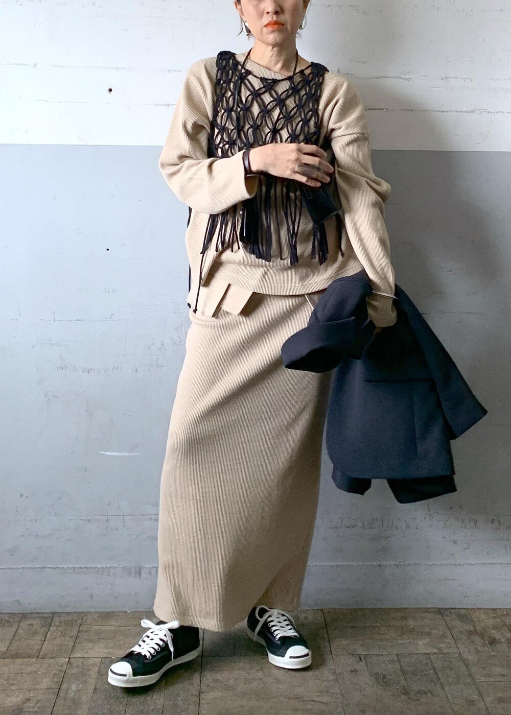 「別注、converse、biotop、ビオトープ、ジャックパーセル、24ss、マクラメ、ブラック、長袖、ジャケット、ベージュ、スカート、ロング、タイトスカート、マキシ」｜「MILLERの【Miller for ADAM ET ROPE'】別注WAFFLE SKIRT（スカート、ベージュ系）」を使った、カワバタさん（レディース・166cm）の冬コーディネートの9枚目の写真