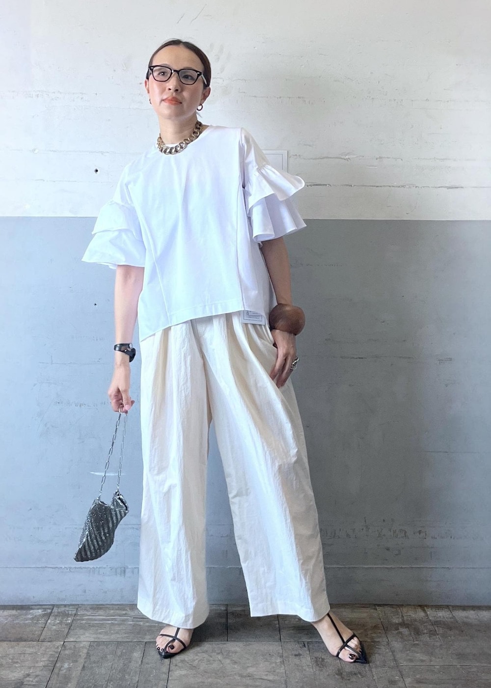 「撥水加工、ラッフルスリーブ、ホワイト、プルオーバー、シャツ、カットソー、半袖、クルーネック、パンツ、サンダル、ヒール、ストラップサンダル、ADAM ET ROPÉ、FEMME、高身長」｜「ADAM ET ROPE'の【SITA NEVADO(シタネバド)】CHAIN BAG（ハンドバッグ、シルバー系）」を使った、カワバタさん（レディース・166cm）の夏コーディネートの7枚目の写真