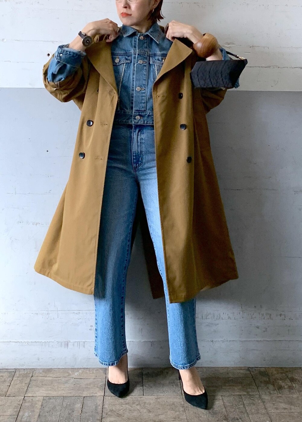 「キャメル、24ss、トレンチコート、rollas、ローラスジーンズ、ローラス、長袖、ロング、コート、ブルー、デニム、ADAM ET ROPÉ、FEMME、高身長、骨格ナチュラル」｜「ADAM ET ROPE'のドルマンオーバートレンチコート（トレンチコート、ブラウン系）」を使った、カワバタさん（レディース・166cm）の冬コーディネートの2枚目の写真