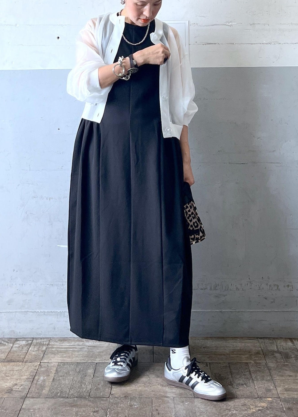 「ganni、ガニー、別注、adidas、ブラック、ホワイト、ミニ、長袖、ノーカラー、夏コーデ、お出かけコーデ、旅行コーデ、大人カジュアル、体型カバー、ADAM ET ROPÉ」｜「ADAM ET ROPE'の【洗える・ストレッチ】サイドギャザーワンピース（ワンピース、ブラック系）」を使った、カワバタさん（レディース・166cm）の夏コーディネートの2枚目の写真