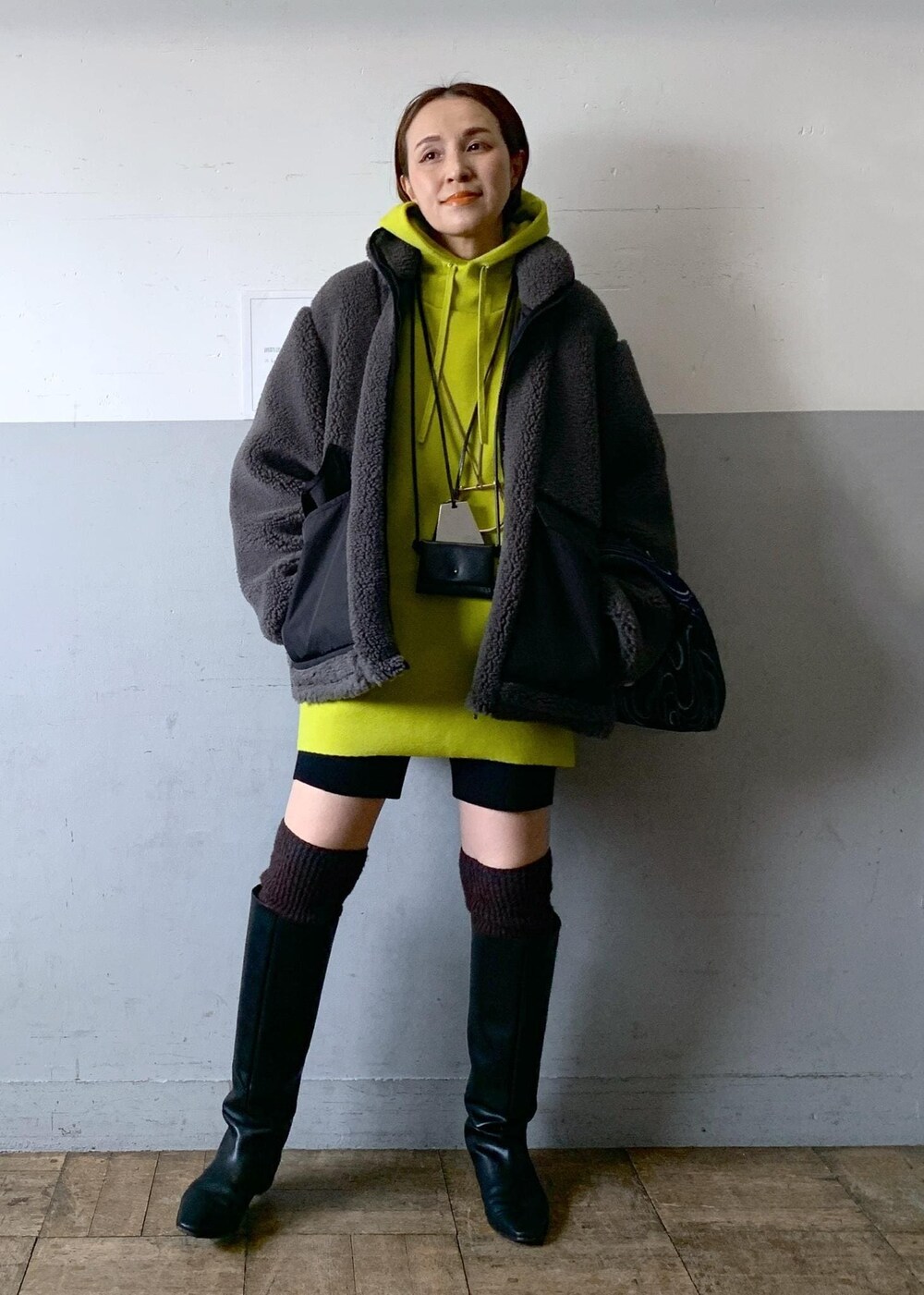 「リバーシブル、SNaPMeAward23w、venit、サイクリングパンツ、ロングブーツ、ボア、パンツ、ショート、ADAM ET ROPÉ、FEMME、高身長、骨格ナチュラル、イエベ、冬、冬ファッション」｜「ADAM ET ROPE'のナロースクエアフラットロングブーツ（ブーツ、ブラック系）」を使った、カワバタさん（レディース・166cm）の冬コーディネートの4枚目の写真