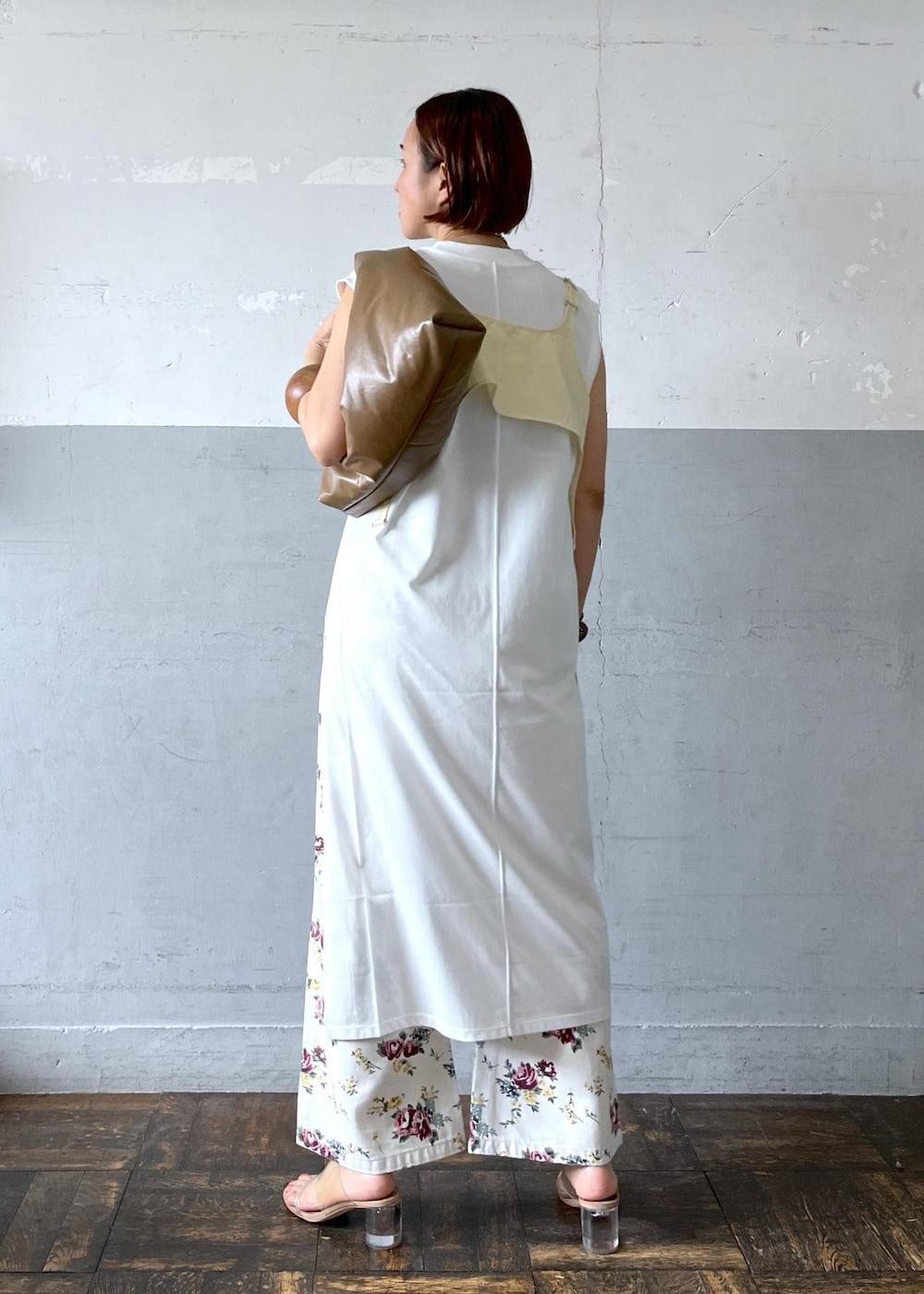 「kassleditions、CXC、rollas、24ss夏の新作、ホワイト、カットソー、イエロー、プリント、花柄、ADAM ET ROPÉ、FEMME、高身長、骨格ナチュラル、イエベ、大人カジュアル」｜「ROLLA'Sの【ROLLA'S/ローラス】SAILOR PANT FLORAL（デニムパンツ、ベージュ系）」を使った、カワバタさん（レディース・166cm）の春コーディネートの4枚目の写真