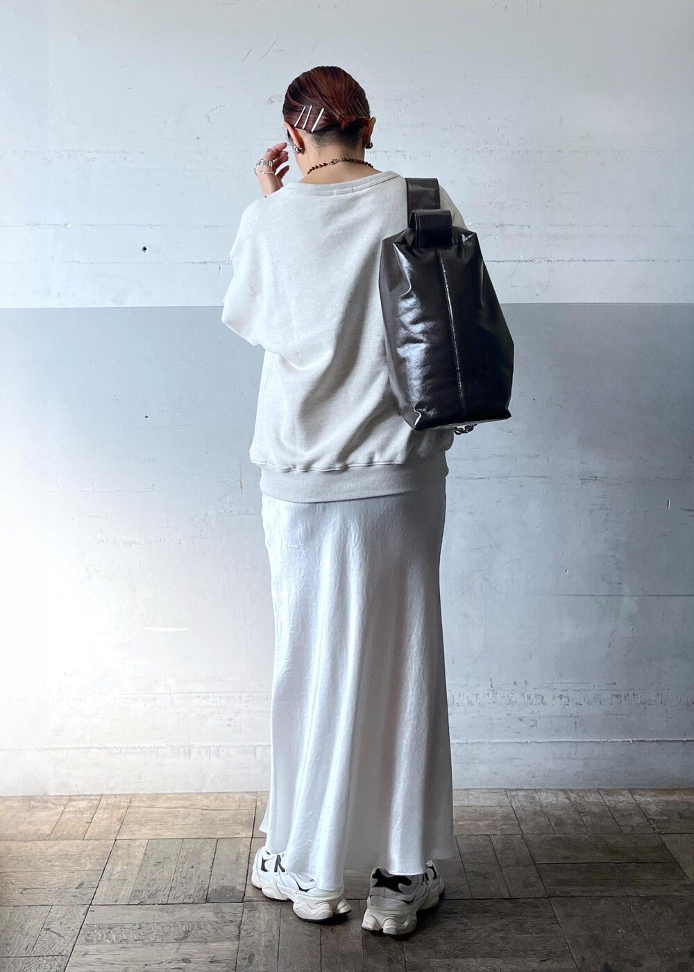「春コーデ、ADAM ET ROPÉ、ナチュラル、イエベ秋、乾燥、高身長、トップス、スウェット、スカート、バッグ、ショルダーバッグ、財布/小物、キーホルダー、EUM35510、EUX54020」｜「ADAM ET ROPE'の【anggae(アンゲ)】 BOXER PADDES BAG（ショルダーバッグ、ブラウン系）」を使った、カワバタさん（レディース・166cm）の冬コーディネートの5枚目の写真