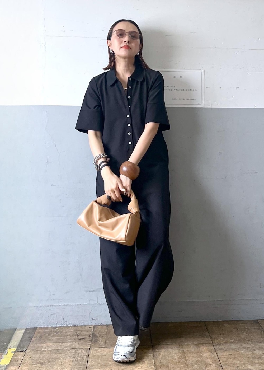 「トップス、Tシャツ/カットソー、シャツ/ブラウス、パンツ、デニムパンツ、ファッション雑貨、ベルト、EUA35360、EUM35350、EUS35050、GAH05130、GAW04021、4色展開、GANNI、NEEDBY」｜「ADAM ET ROPE'のポロシャツオールインワン（つなぎ/オールインワン、ブラック系）」を使った、カワバタさん（レディース・166cm）の春コーディネートの4枚目の写真