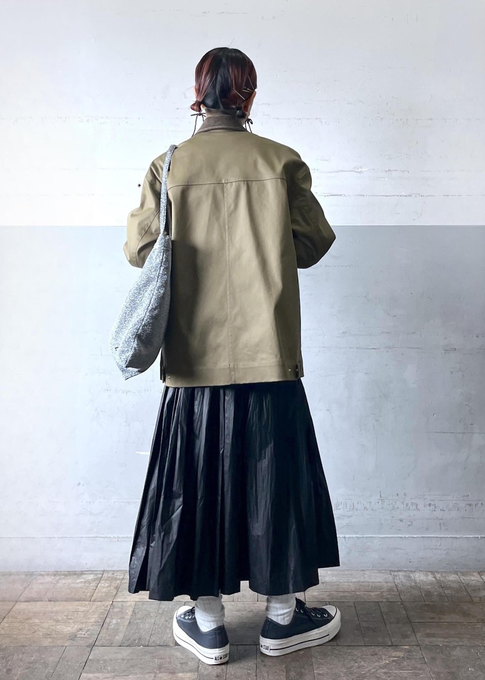 「オールインワン/サロペット、つなぎ/オールインワン、GAY05030、2025セレモニー、ADAM ET ROPÉ、ナチュラル、イエベ秋、乾燥、高身長、トップス、Tシャツ/カットソー、ニット/セーター、ジャケット/アウター、ブルゾン、スカート」|「ADAM ET ROPE'の【サスティナブル・洗える】エアリーシアーカフスカットソー(Tシャツ/カットソー、ホワイト系)」を使った、カワバタさん(レディース・166cm)の冬コーディネートの4枚目の写真