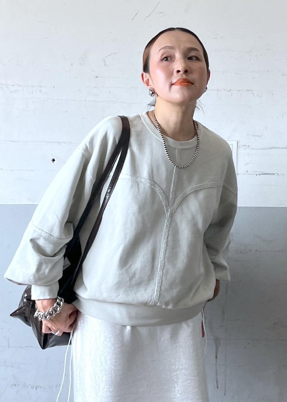 「WEB限定、anggae、nike、ホワイト、グレー、プルオーバー、長袖、クルーネック、ボリュームスリーブ、ライトグレー、ロング、マキシ、初秋コーデ、ワントーンコーデ、カジュアルコーデ」｜「ADAM ET ROPE'の【サステナブル・WEB限定】ウォッシュラインスウェット（スウェット、グレー系）」を使った、カワバタさん（レディース・166cm）の夏コーディネートの5枚目の写真