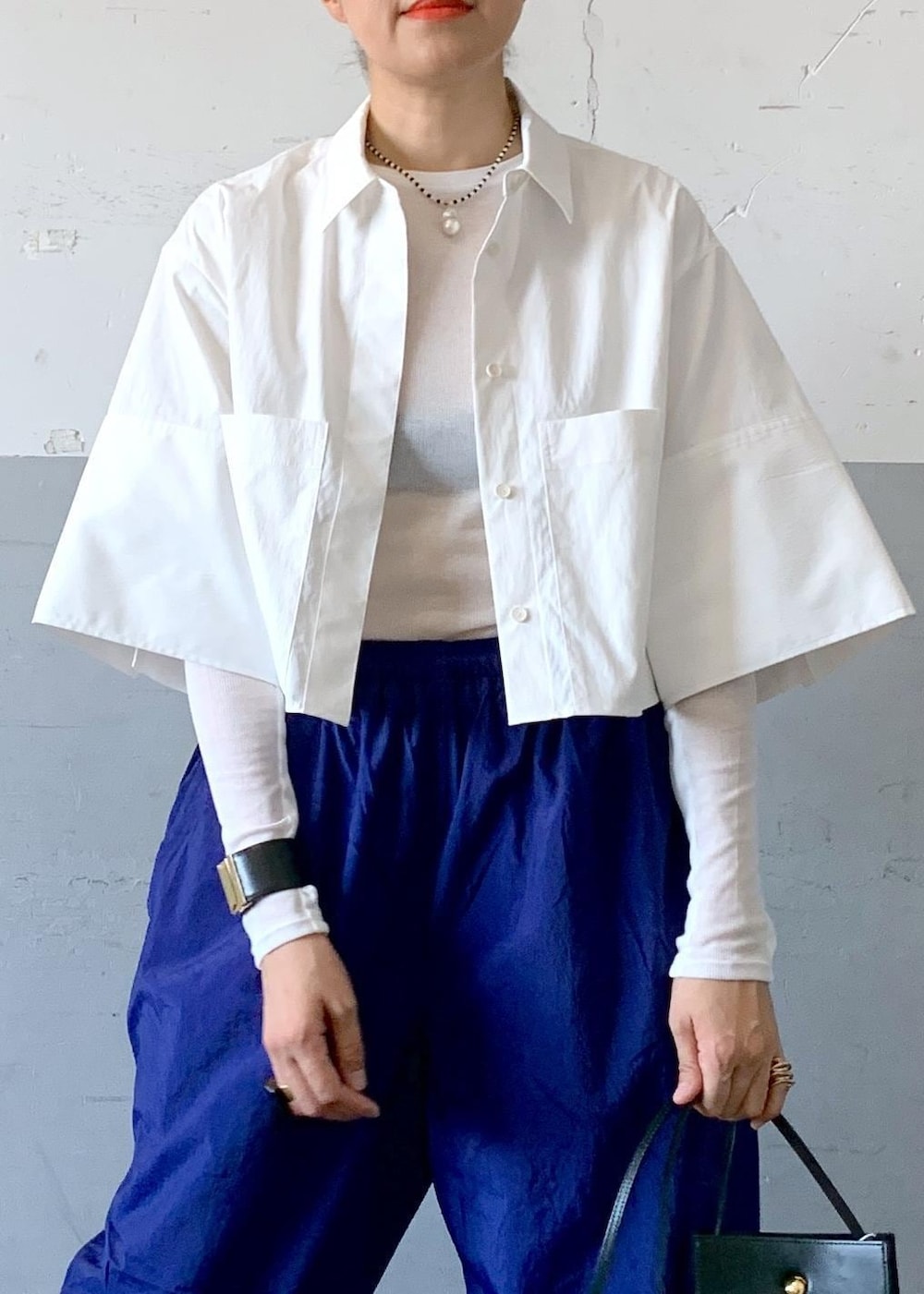 「hai、ハイ、parrot canvas、短丈、クロップドシャツ、ナイロンパンツ、イージーパンツ、ホワイト、長袖、ボリュームスリーブ、襟、ブルー、十分丈、サンダル、ストラップサンダル」|「PARROTT CANVASの【PARROTT CANVAS】PCM NYLON EASY PANTS(その他パンツ、ブルー系)」を使った、カワバタさん(レディース・166cm)の夏コーディネートの4枚目の写真