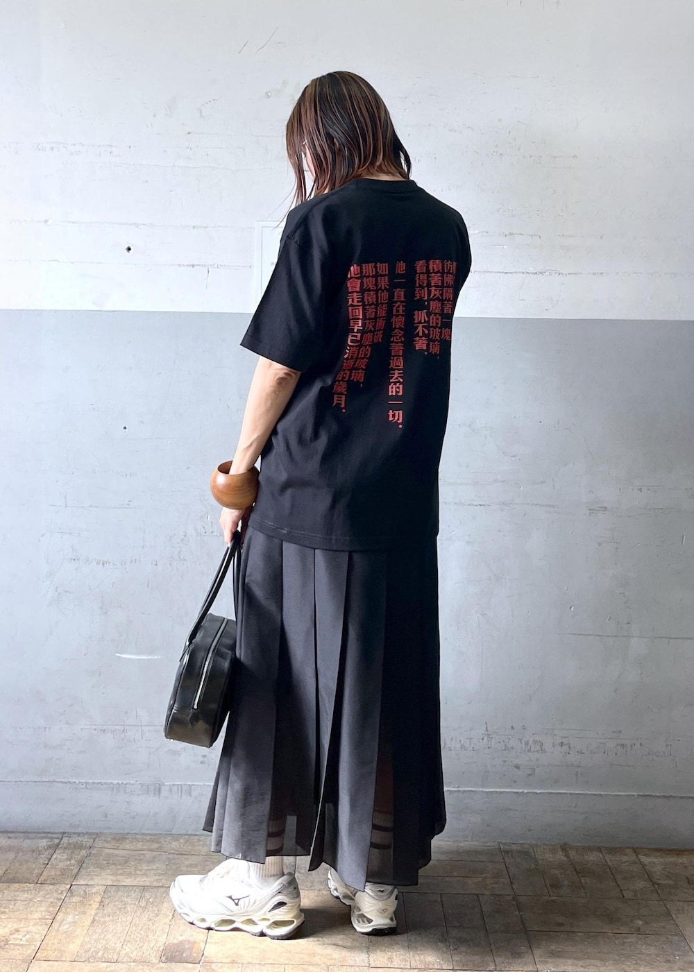 「初夏コーデ、ADAM ET ROPÉ、ナチュラル、イエベ秋、乾燥、高身長、トップス、Tシャツ/カットソー、スカート、GAC05090、GMM75010、2色展開、MSpecial_pickup、Tシャツ、ウェア」｜「ADAM ET ROPE'のシアーオーガンジープリーツスカート（スカート、ブラック系）」を使った、カワバタさん（レディース・166cm）の春コーディネートの3枚目の写真
