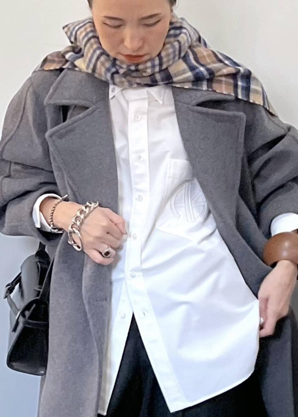 「冬コーデ、お出かけコーデ、旅行コーデ、大人カジュアル、メンズライク、ADAM ET ROPÉ、ナチュラル、イエベ秋、乾燥、高身長、トップス、シャツ/ブラウス、ジャケット/アウター、ステンカラーコート、パンツ」|「ADAM ET ROPE'のウールボンディングロングコート(ステンカラーコート、グレー系)」を使った、カワバタさん(レディース・166cm)の秋コーディネートの3枚目の写真