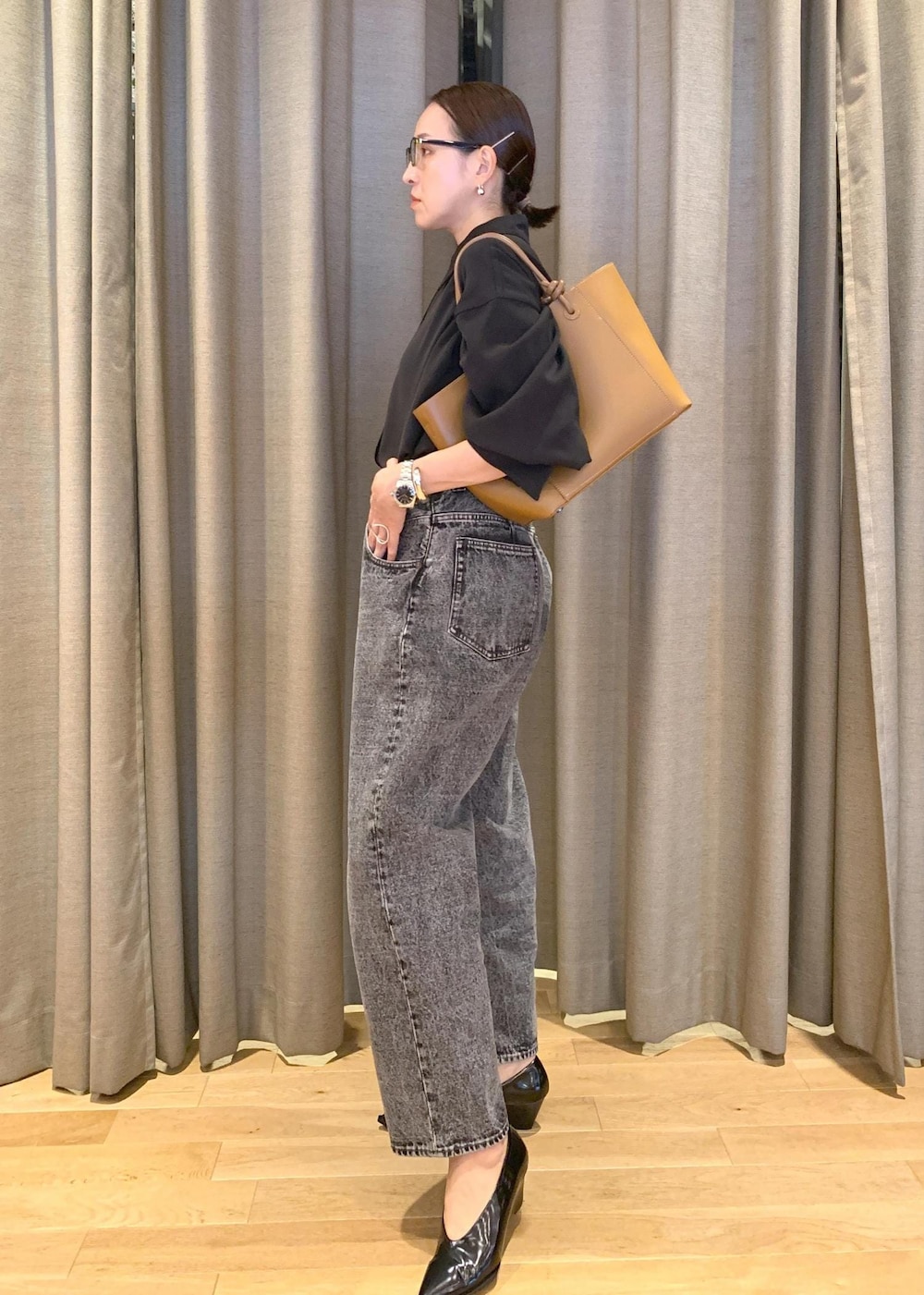 「デニム、ブラウス、トートバッグ、パンプス、シャツ、ショルダーバッグ、ブラックコーデ、きれいめカジュアル、シャツスタイル、秋服準備はじめました」|「ADAM ET ROPE'のフォルムウェッジパンプス(パンプス、ブラック系)」を使った、カワバタさん(レディース・166cm)の秋コーディネートの3枚目の写真