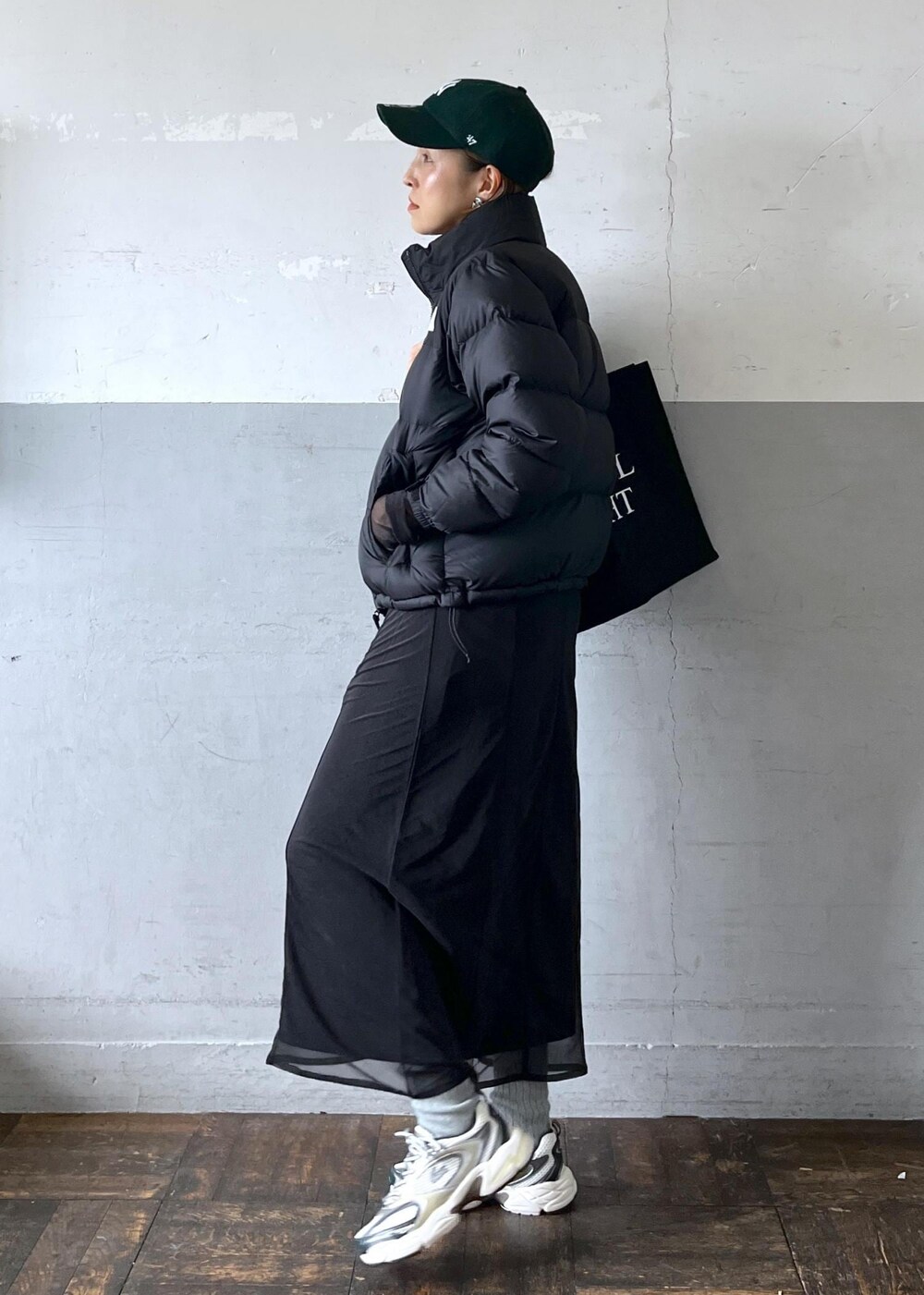 「ラコステ、tnf、the north face、グリーンダウン、スポーティ&リッチ、sporty&rich、ワンピースコーディネート、ワンピースコーデ、初冬コーデ、冬コーデ、デートコーデ、お出かけコーデ、旅行コーデ、大人カジュアル、カジュアルコーデ」｜「ADAM ET ROPE'の【IDEA BOOKS(アイディアブックス)】SCHOOL NIGHT BAG（トートバッグ、ブラック系）」を使った、カワバタさん（レディース・166cm）の秋コーディネートの4枚目の写真