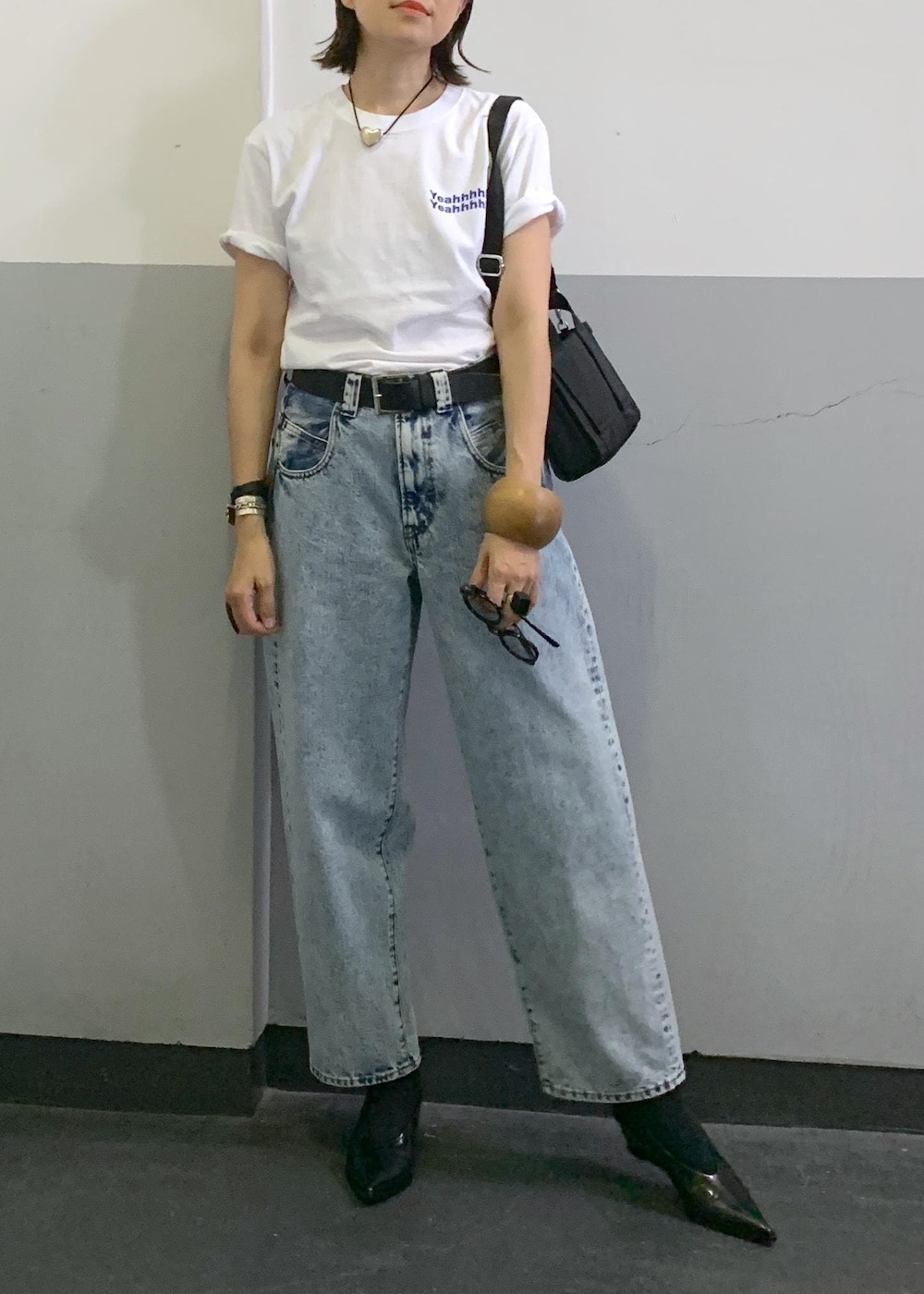 「サングラス、GANNI、TANGTANG、ベルト、ブラック、プルオーバー、Tシャツ、ロゴ、半袖、クルーネック、デニム、ADAM ET ROPÉ、FEMME、HOMME、高身長」|「TANGTANGの【TANG TANG】INSIDEOUT Tee(Tシャツ/カットソー、ホワイト系)」を使った、カワバタさん(レディース・166cm)の夏コーディネートの2枚目の写真