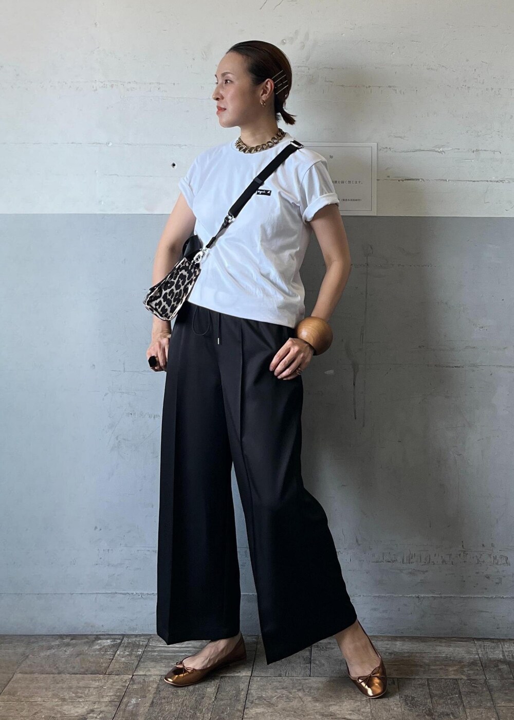 「アニエス.b、別注、着回し、ganni、ブラック、ショルダーバッグ、ミニ、ホワイト、Tシャツ、ロゴ、半袖、クルーネック、センタープレス、フレアパンツ、ブラウン」｜「ADAM ET ROPE'のブライトツイルイージースラックス（スラックス、ブラック系）」を使った、カワバタさん（レディース・166cm）の夏コーディネートの2枚目の写真