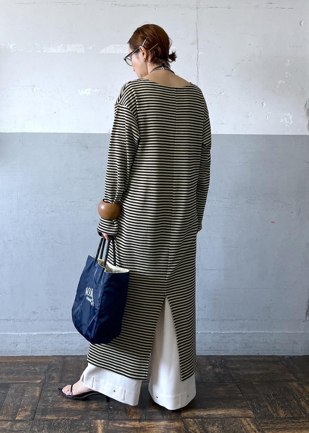 ブラック系のサンダル、グリーン系のワンピース、ホワイト系のその他パンツを着用したレディースの春コーディネートの3枚目の写真