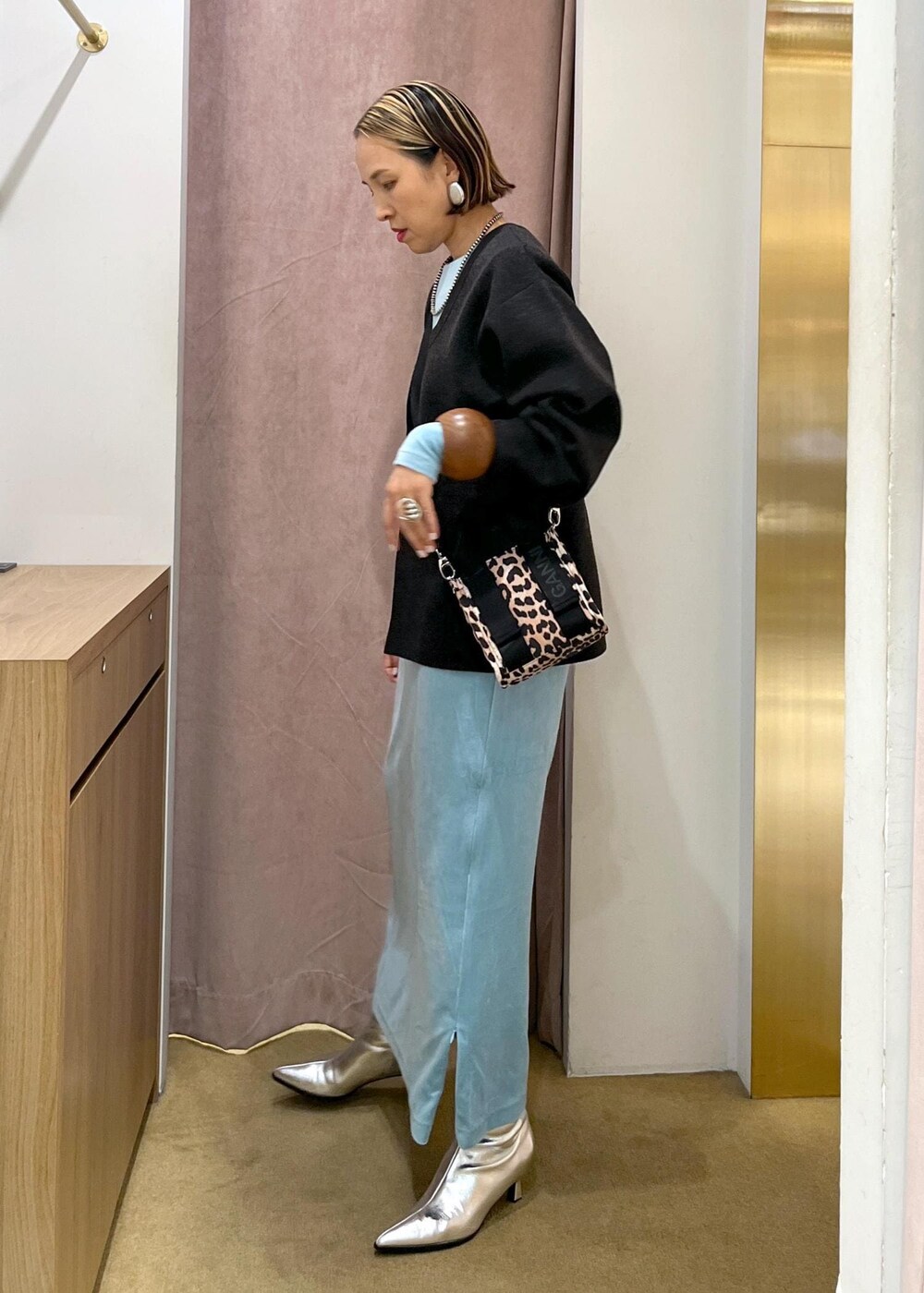 「ボタニカルワンピース、ショートブーツ、ミニ、スクエア、レオパード、長袖、セットアップ、ノーカラー、ブルー、ロング、クルーネック、スリット、マキシ、タイトワンピース、Iライン」｜「GANNIの【GANNI for ADAM ET ROPE'】Recycled tech Mini Tote（トートバッグ、ベージュ系）」を使った、カワバタさん（レディース・166cm）の秋コーディネートの9枚目の写真