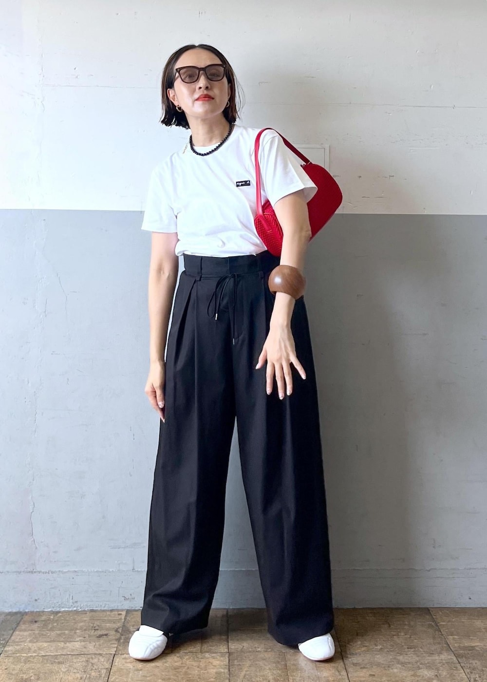 「ADAM ET ROPÉ、ナチュラル、イエベ秋、乾燥、高身長、トップス、Tシャツ/カットソー、パンツ、バッグ、ハンドバッグ、シューズ、スニーカー、アクセサリー、ネックレス、EUA75010」|「ADAM ET ROPE'のドロストドカンパンツ(その他パンツ、ブラック系)」を使った、カワバタさん(レディース・166cm)の夏コーディネートの4枚目の写真