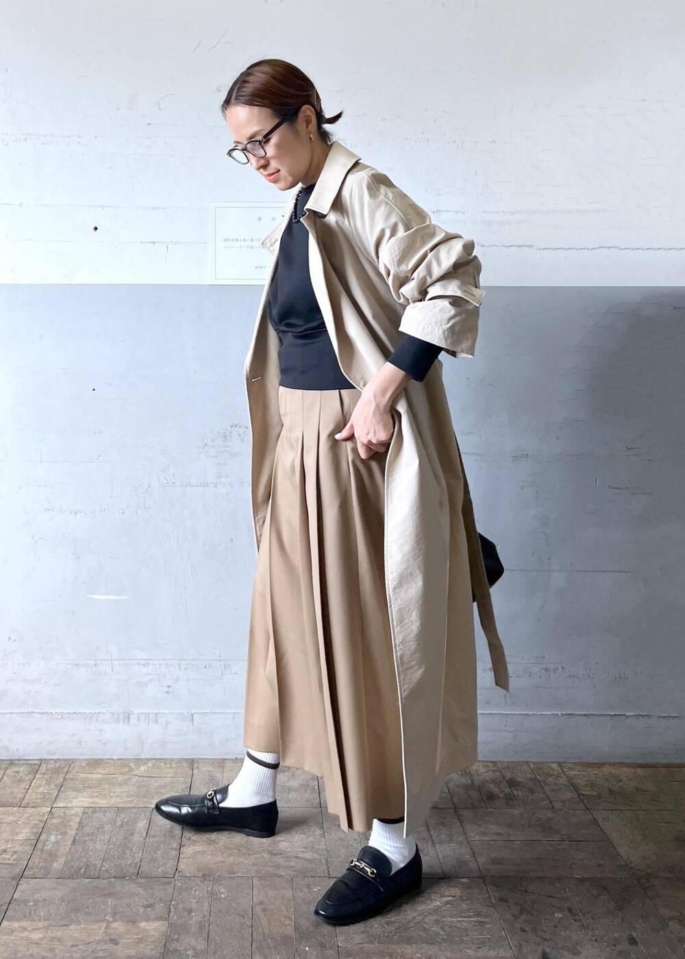 「24ss春の新作、ベージュ、ロング、ブラック、プルオーバー、長袖、クルーネック、パンツ、ローファー、ADAM ET ROPÉ、FEMME、HOMME、高身長、骨格ナチュラル、イエベ」|「ADAM ET ROPE'の【サステナブル】コルセットライクジップスウェット(スウェット、ブラック系)」を使った、カワバタさん(レディース・166cm)の春コーディネートの2枚目の写真