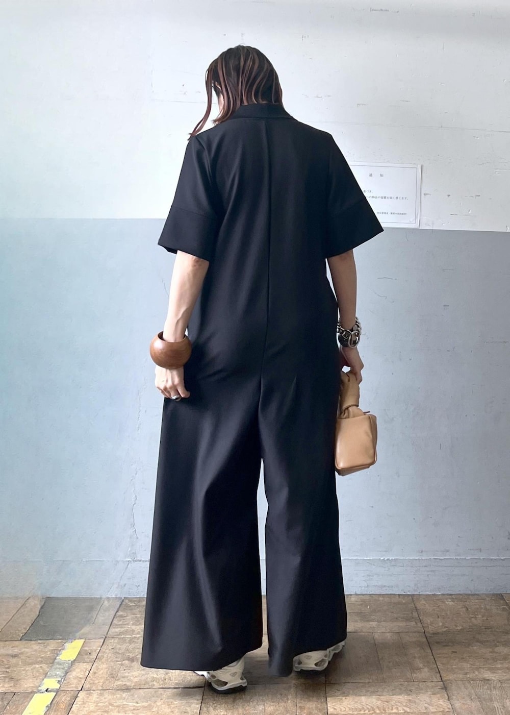「トップス、Tシャツ/カットソー、シャツ/ブラウス、パンツ、デニムパンツ、ファッション雑貨、ベルト、EUA35360、EUM35350、EUS35050、GAH05130、GAW04021、4色展開、GANNI、NEEDBY」｜「ADAM ET ROPE'のポロシャツオールインワン（つなぎ/オールインワン、ブラック系）」を使った、カワバタさん（レディース・166cm）の春コーディネートの3枚目の写真
