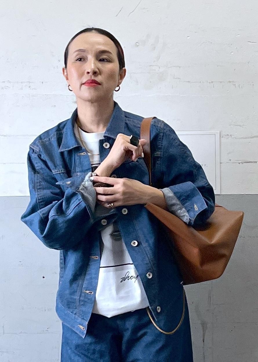「auralee、オーラリー、春コーデ、大人カジュアル、ADAM ET ROPÉ、ナチュラル、イエベ秋、乾燥、高身長、トップス、Tシャツ/カットソー、ジャケット/アウター、ブルゾン、パンツ、デニムパンツ」｜「ADAM ET ROPE'のポケットメンアサデニムブルゾン（ブルゾン、ブルー系）」を使った、カワバタさん（レディース・166cm）の春コーディネートの6枚目の写真