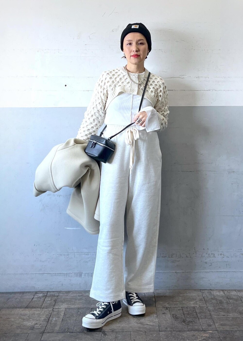 「冬コーデ、ワントーンコーデ、ADAM ET ROPÉ、ナチュラル、イエベ秋、乾燥、高身長、トップス、Tシャツ/カットソー、カーディガン、ジャケット/アウター、ピーコート、パンツ、バッグ、ショルダーバッグ」｜「ADAM ET ROPE'のアイレットボレロカーディガン（カーディガン/ボレロ、ホワイト系）」を使った、カワバタさん（レディース・166cm）の冬コーディネートの5枚目の写真