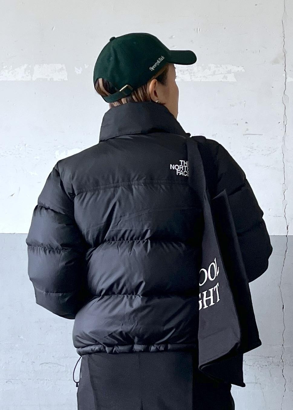 「ラコステ、tnf、the north face、グリーンダウン、スポーティ&リッチ、sporty&rich、ワンピースコーディネート、ワンピースコーデ、初冬コーデ、冬コーデ、デートコーデ、お出かけコーデ、旅行コーデ、大人カジュアル、カジュアルコーデ」｜「ADAM ET ROPE'の【IDEA BOOKS(アイディアブックス)】SCHOOL NIGHT BAG（トートバッグ、ブラック系）」を使った、カワバタさん（レディース・166cm）の秋コーディネートの8枚目の写真