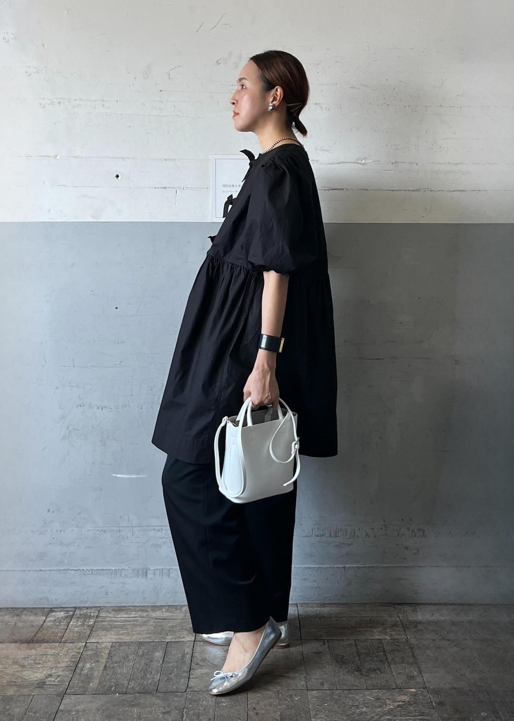 「ganni、ガニー、ホワイト、ショルダーバッグ、ミニ、ブラック、ブラウス、シャツ、半袖、ノーカラー、ボリュームスリーブ、五分袖、パフスリーブ、チュニック、ワンピース」｜「ADAM ET ROPE'のダブルポケット2wayバッグ（ハンドバッグ、ホワイト系）」を使った、カワバタさん（レディース・166cm）の夏コーディネートの5枚目の写真