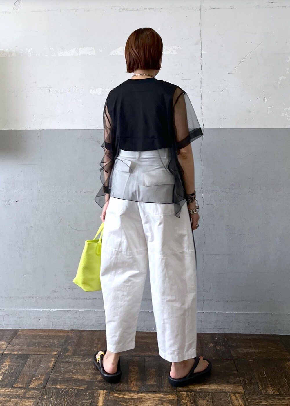 「24ss夏の新作、taw&toe、トーアンドトー、ノマディス、NOMADIS、トートバッグ、イエロー、ブラック、プルオーバー、Tシャツ、カットソー、クルーネック、ノースリーブ、ホワイト、パンツ」｜「ADAM ET ROPE'のコットンリネンカルゼコクーンパンツ（その他パンツ、ホワイト系）」を使った、カワバタさん（レディース・166cm）の春コーディネートの4枚目の写真