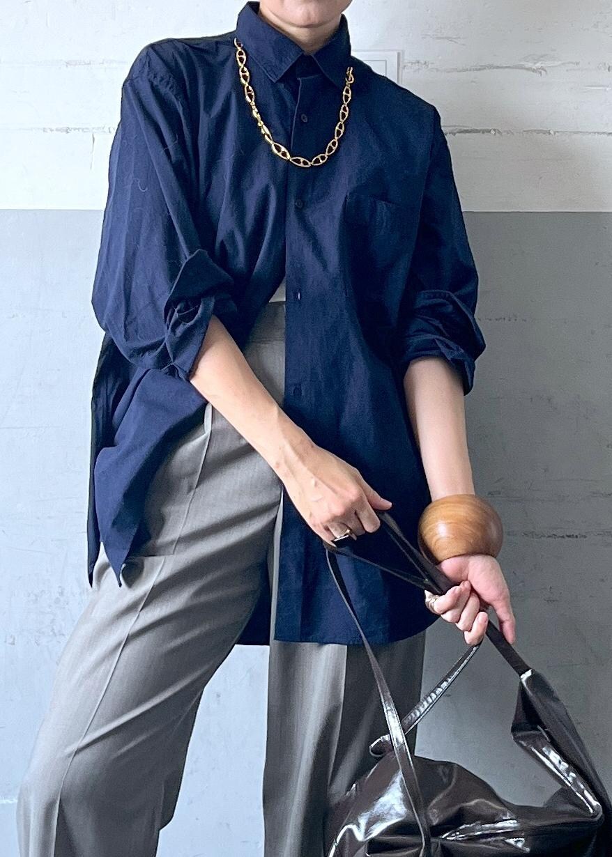 「24aw_style、ブラウン、長袖、ネイビー、シャツ、オーバーサイズ、襟、パンツ、グレー、テーパード、ゴールド、夏コーデ、初秋コーデ、ADAM ET ROPÉ、ナチュラル」|「ADAM ET ROPE'のコットン シルクネップ ルーズシルエット レギュラーカラー シャツ / セットアップ対応 / ロングシーズン着用可能(シャツ/ブラウス、ブルー系)」を使った、カワバタさん(レディース・166cm)の夏コーディネートの5枚目の写真
