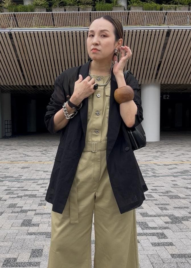 「初夏コーデ、夏コーデ、授業参観日コーデ、デートコーデ、お出かけコーデ、旅行コーデ、大人カジュアル、きれいめコーデ、ADAM ET ROPÉ、ナチュラル、イエベ秋、乾燥、高身長、ジャケット/アウター、テーラードジャケット」|「ADAM ET ROPE'のポインテッドウェーブミュール(サンダル、ブラック系)」を使った、カワバタさん(レディース・166cm)の夏コーディネートの8枚目の写真