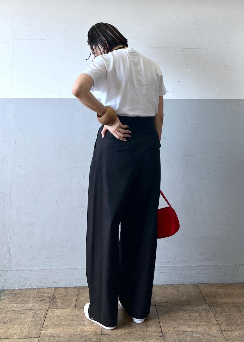 「ADAM ET ROPÉ、ナチュラル、イエベ秋、乾燥、高身長、トップス、Tシャツ/カットソー、パンツ、バッグ、ハンドバッグ、シューズ、スニーカー、アクセサリー、ネックレス、EUA75010」|「ADAM ET ROPE'のドロストドカンパンツ(その他パンツ、ブラック系)」を使った、カワバタさん(レディース・166cm)の夏コーディネートの6枚目の写真