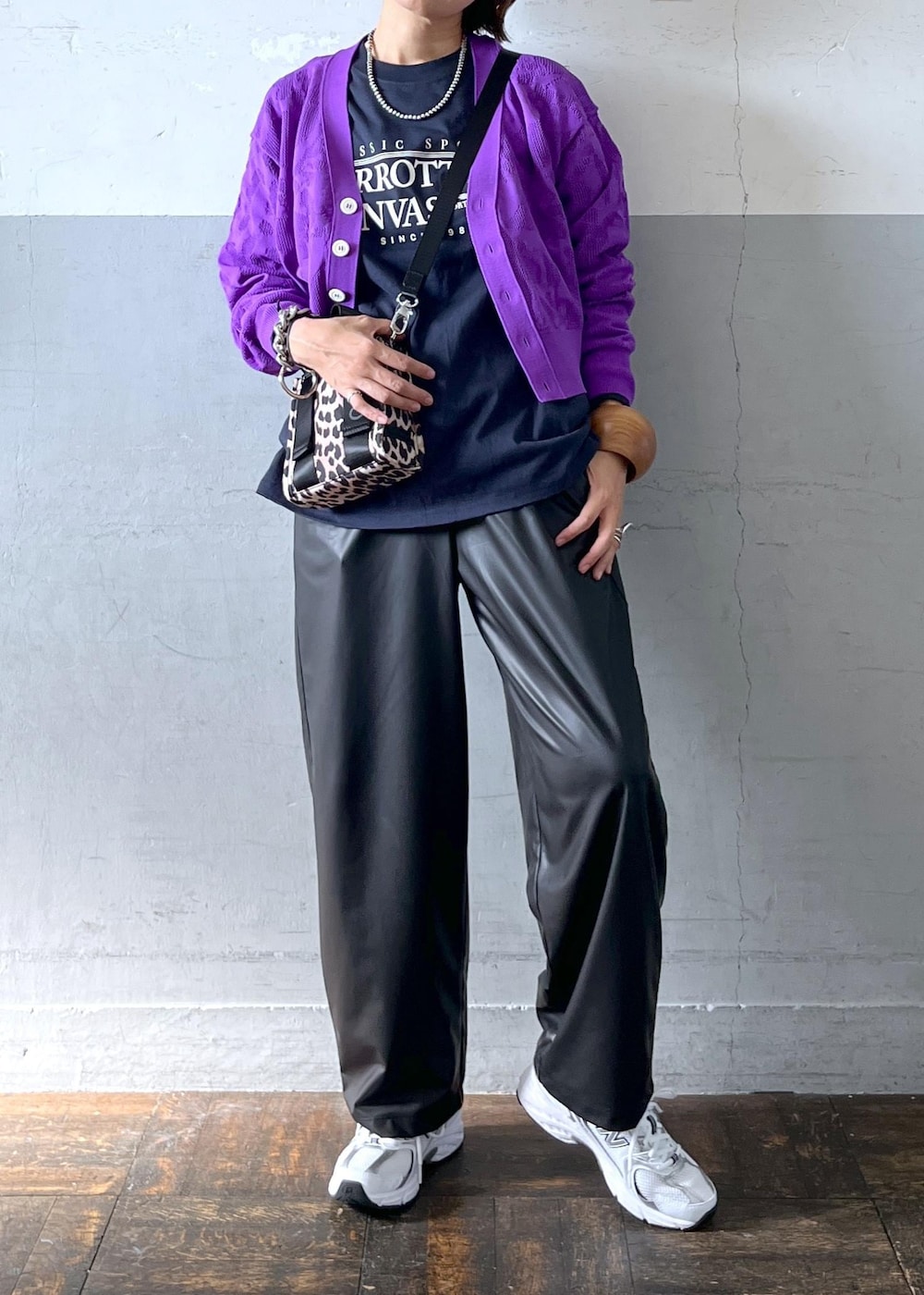 「パロットキャンバス、ganni、ガニー、a menda、アメンダ、ロンtee、24AWGOODS、ミニ、レオパード、プルオーバー、長袖、クルーネック、パープル、ブラック、ネイビー」|「ADAM ET ROPE'の【new balance(ニューバランス)】530(スニーカー、ホワイト系)」を使った、カワバタさん(レディース・166cm)の秋コーディネートの2枚目の写真