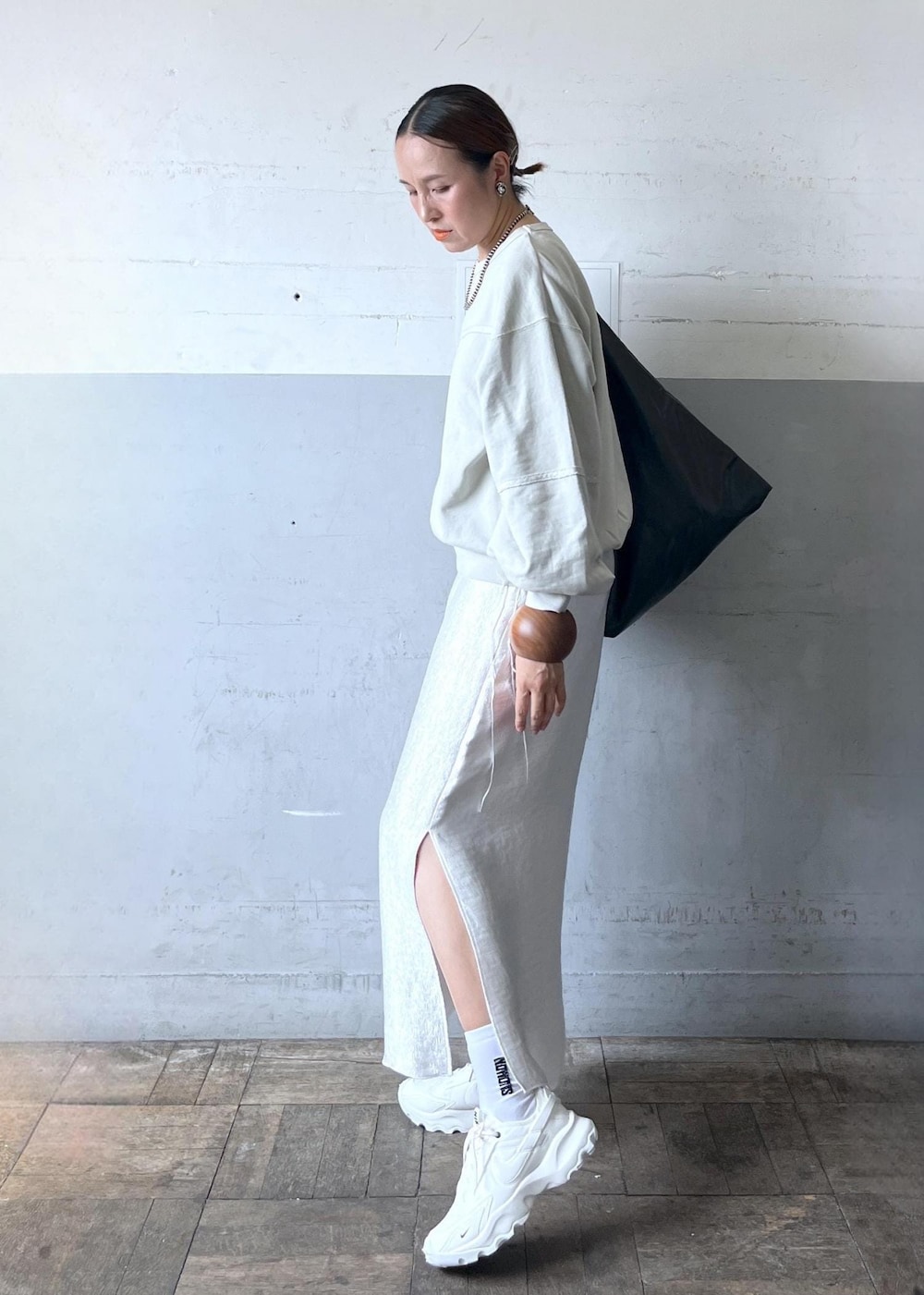 「WEB限定、anggae、nike、ホワイト、グレー、プルオーバー、長袖、クルーネック、ボリュームスリーブ、ライトグレー、ロング、マキシ、初秋コーデ、ワントーンコーデ、カジュアルコーデ」｜「ADAM ET ROPE'の【サステナブル・WEB限定】ウォッシュラインスウェット（スウェット、グレー系）」を使った、カワバタさん（レディース・166cm）の夏コーディネートの2枚目の写真