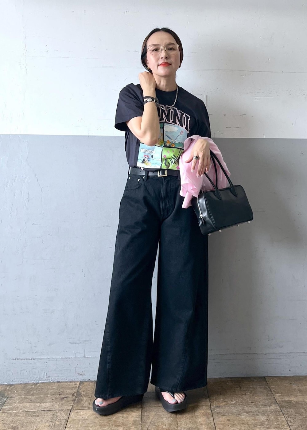 「初夏コーデ、大人カジュアル、ADAM ET ROPÉ、ナチュラル、イエベ秋、乾燥、高身長、トップス、Tシャツ/カットソー、シャツ/ブラウス、パンツ、デニムパンツ、シューズ、サンダル、ファッション雑貨」｜「OOFOSのOOFOS OOMEGA（サンダル、ブラック系）」を使った、カワバタさん（レディース・166cm）の春コーディネートの7枚目の写真